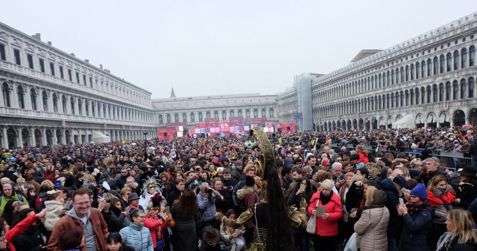 Iš Venecijos karnavalo – su „koronos“ karūna ant galvos