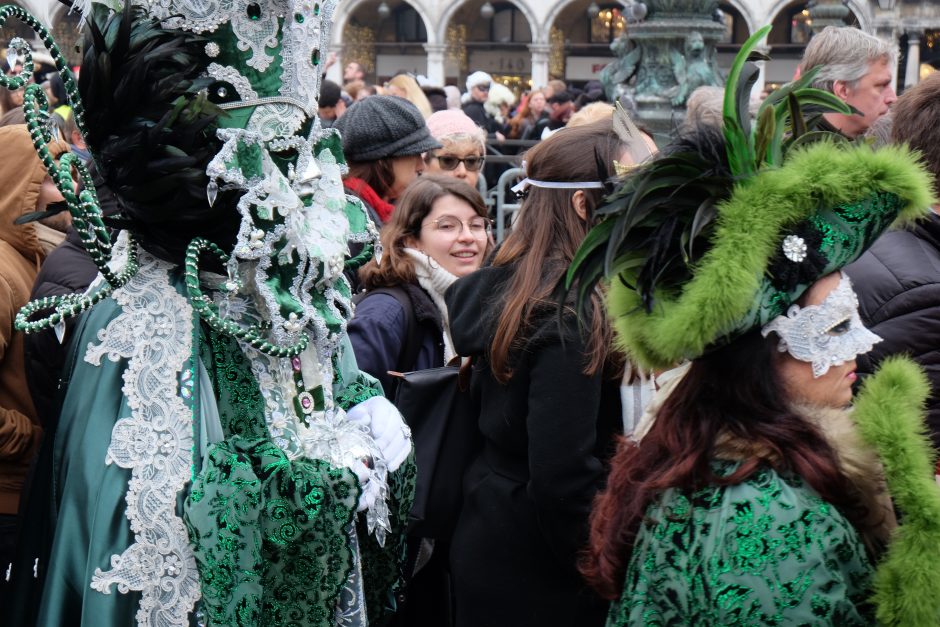 Iš Venecijos karnavalo – su „koronos“ karūna ant galvos