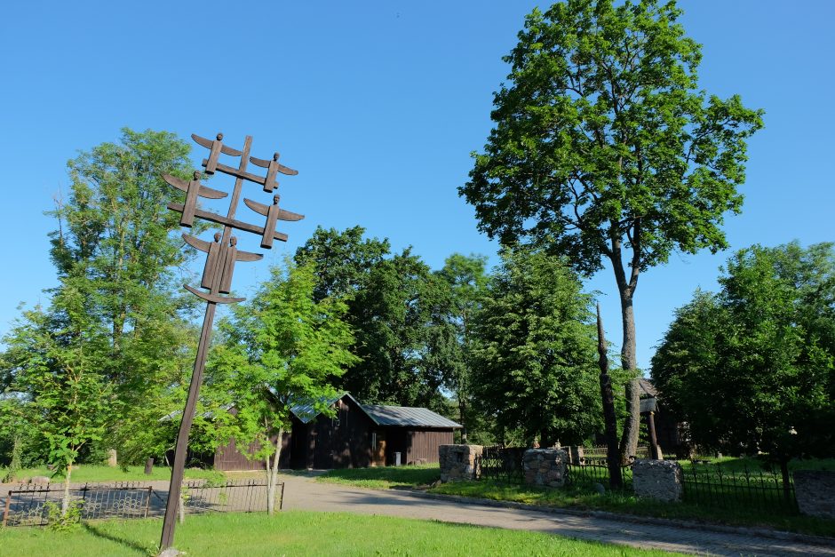 Paberžės sielų gydykla – kur net medis turi atmintį, o namai atviri visiems