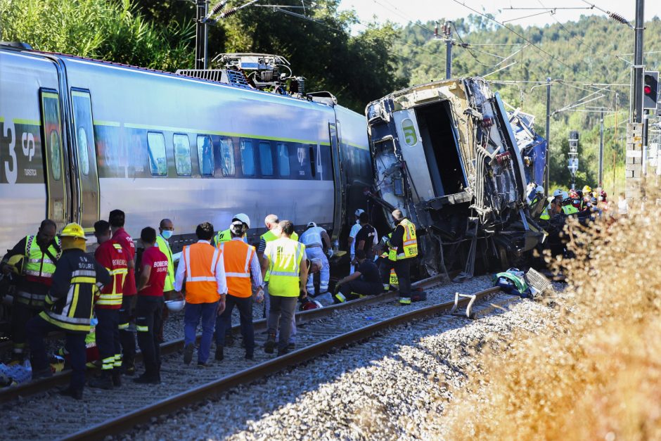 Portugalijoje greitasis traukinys nuriedėjo nuo bėgių: du žmonės žuvo, 50 – sužeisti