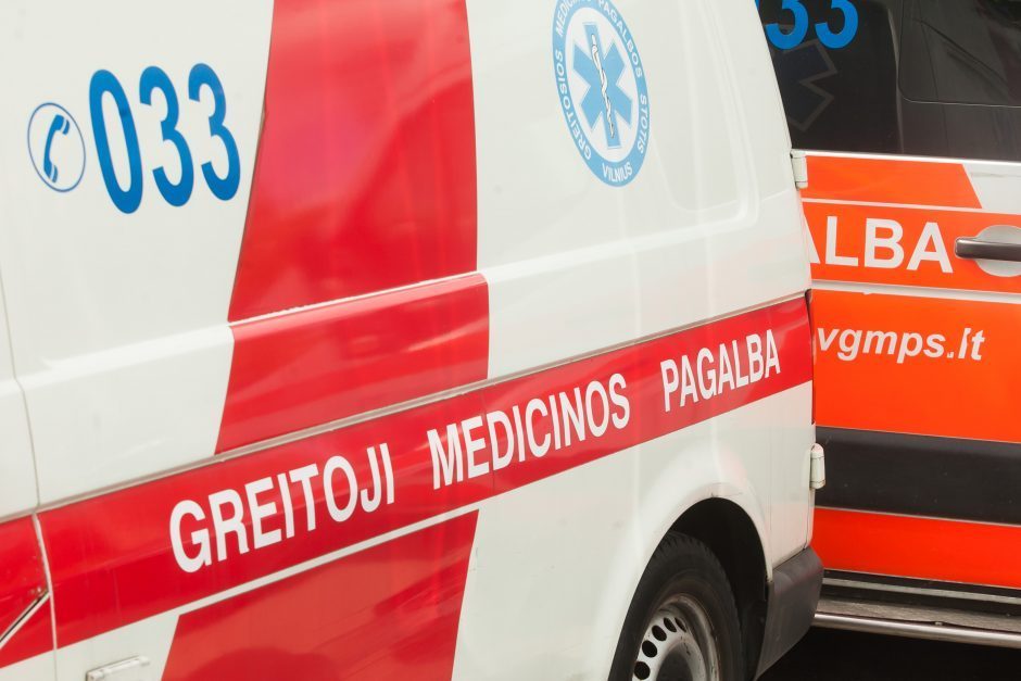 Molėtų rajone pas ligonį vykusiems medikams padėjo ugniagesiai