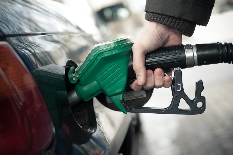 Tyrimas: fiksuojami rekordiniai degalų kainų skirtumai