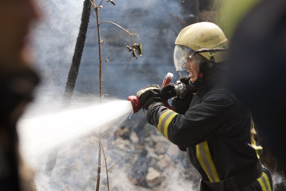 Ugniagesiai sukelti ant kojų: Šalčininkų rajone dega namas