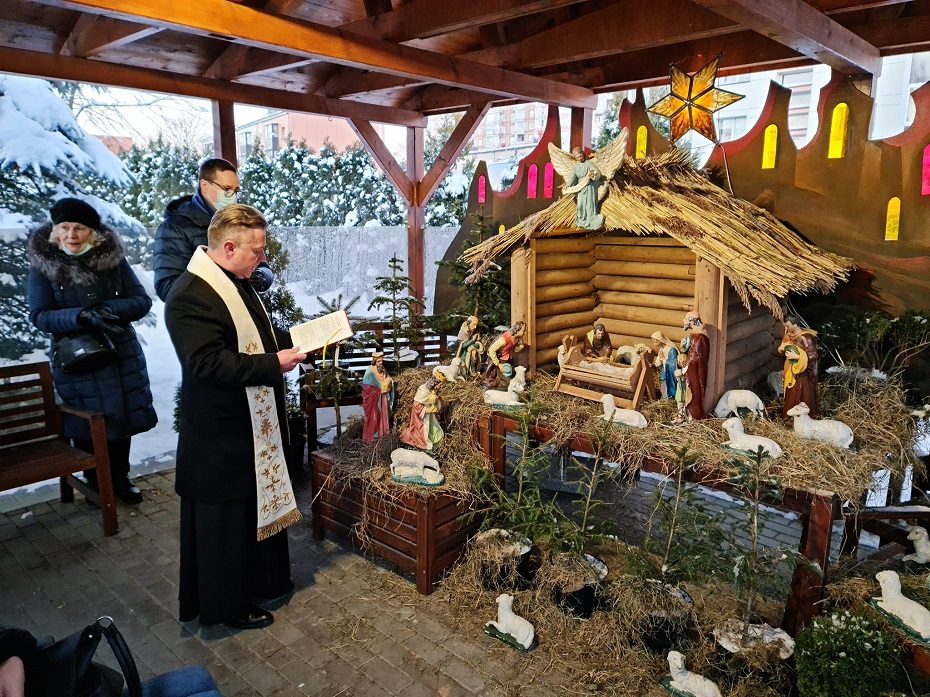 Taikos Karalienės globos namų kieme nušvito kalėdinė prakartėlė