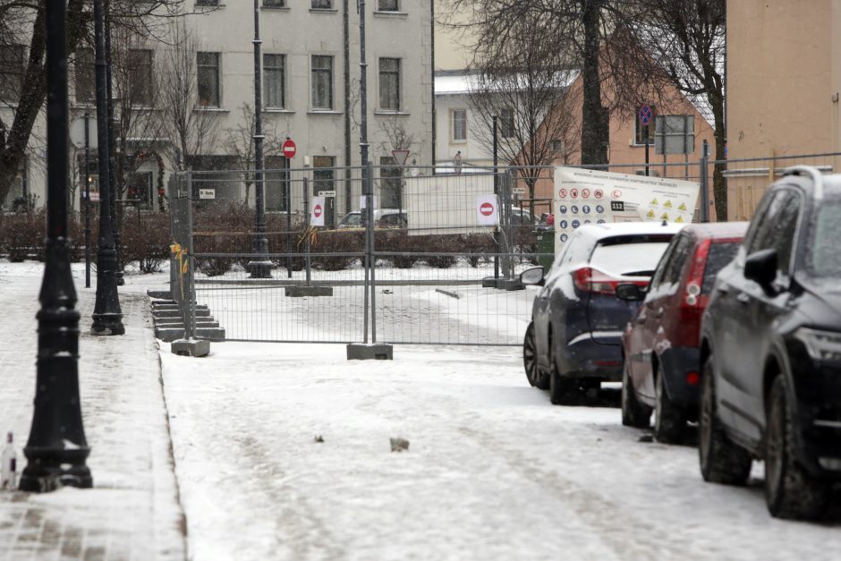 Šaršalas dėl griūvančio pasienio tarnybos pastato: tvora – tarsi spąstai