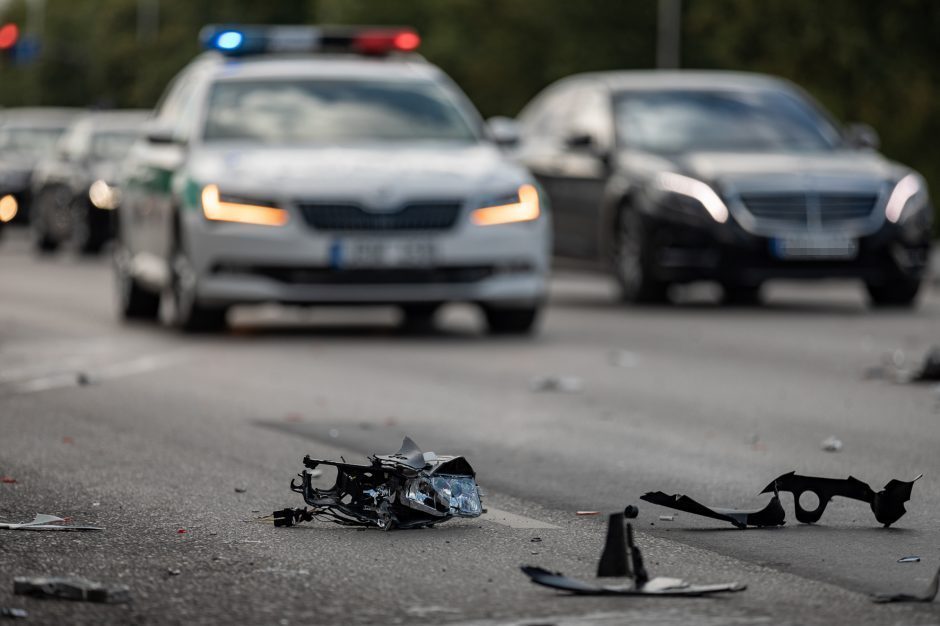 Praėjusi para šalies keliuose: nukentėjo septyni žmonės, žuvo vairuotojas