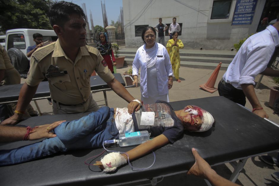 Tragedija Indijos Kašmyre: autobusui nukritus į tarpeklį žuvo 35 žmonės