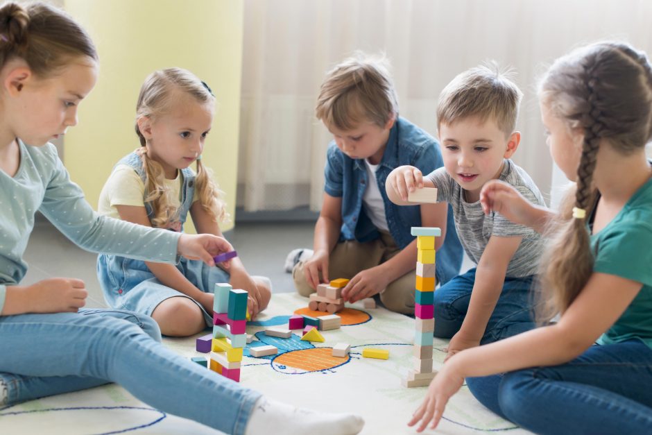 Seimas svarstys siūlymą didesnėse įstaigose įrengti vaikų kambarius