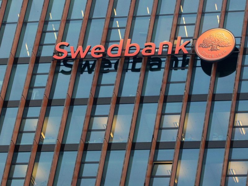 Įspėja: šiąnakt „Swedbank“ mokėjimo kortelės gali veikti su trikdžiais