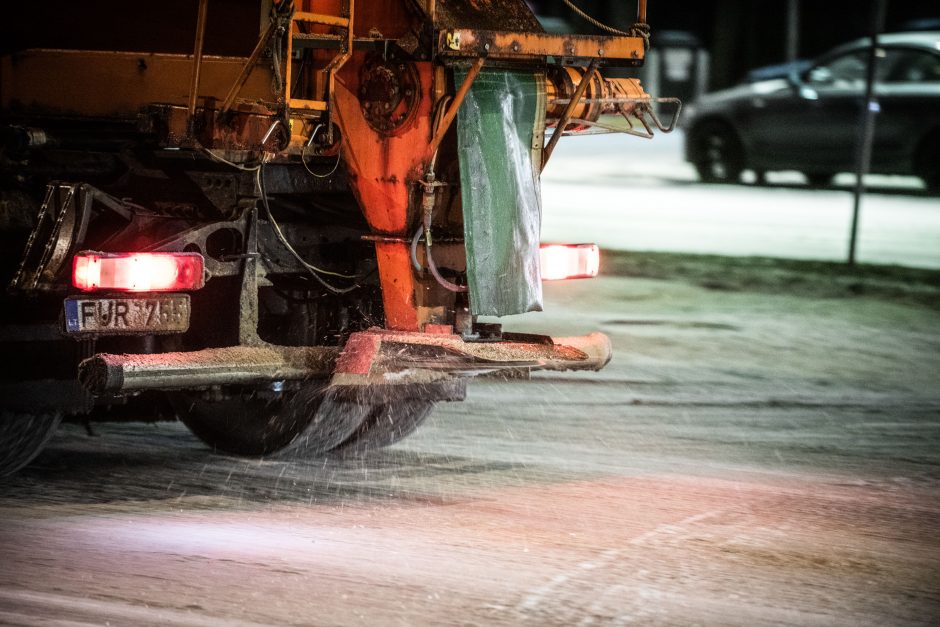 Keliuose yra slidžių ruožų, naktį eismo sąlygas sunkins šlapdriba ir plikledis