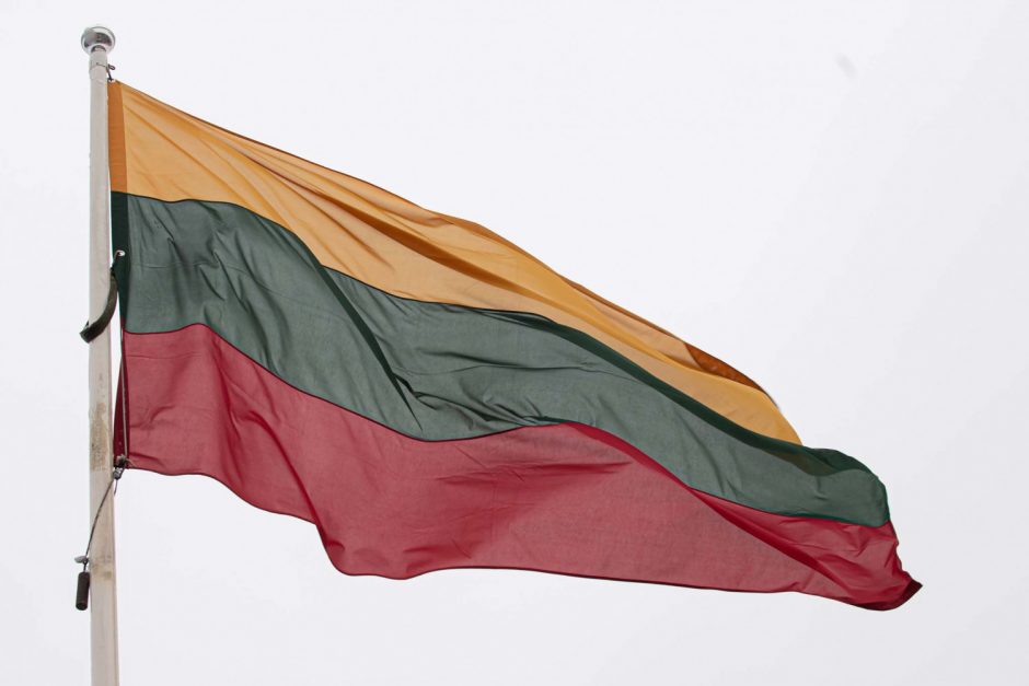 Lietuvos vėliavos dieną sostinės Gedimino pilies bokšte iškilmingai iškelta trispalvė