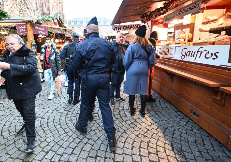 Strasbūro kalėdinėje mugėje sulaikyti du čėčėnai: įtarimą sukėlė terorizmo teisinimas