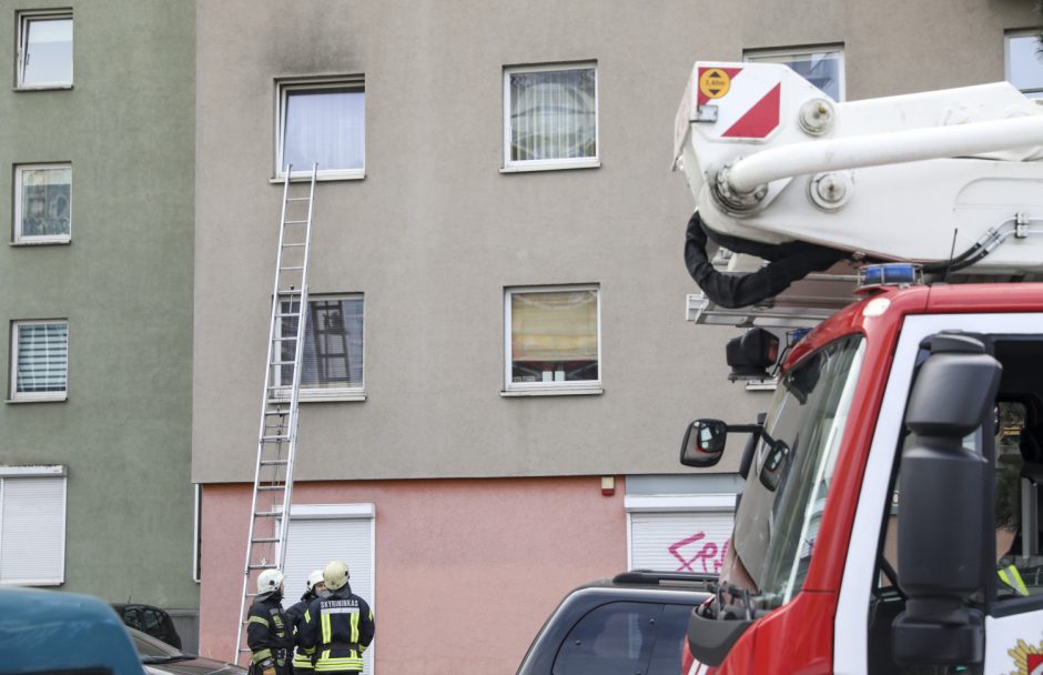 Bute sostinėje kilo gaisras: medikams perduota moteris