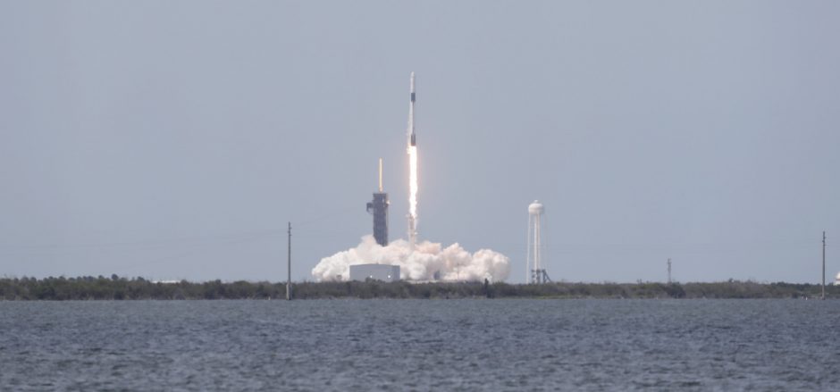 „SpaceX“ raketa su dviejų JAV astronautų įgula pradėjo istorinį skrydį