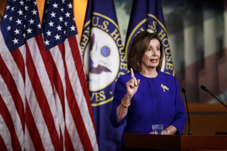 N. Pelosi žada greitai perduoti Senatui D. Trumpo apkaltos straipsnius