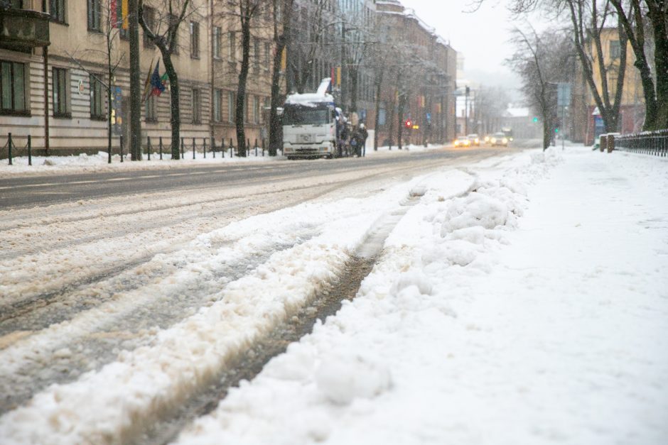 Vairuotojai, neskubėkite: eismo sąlygos – pavojingos