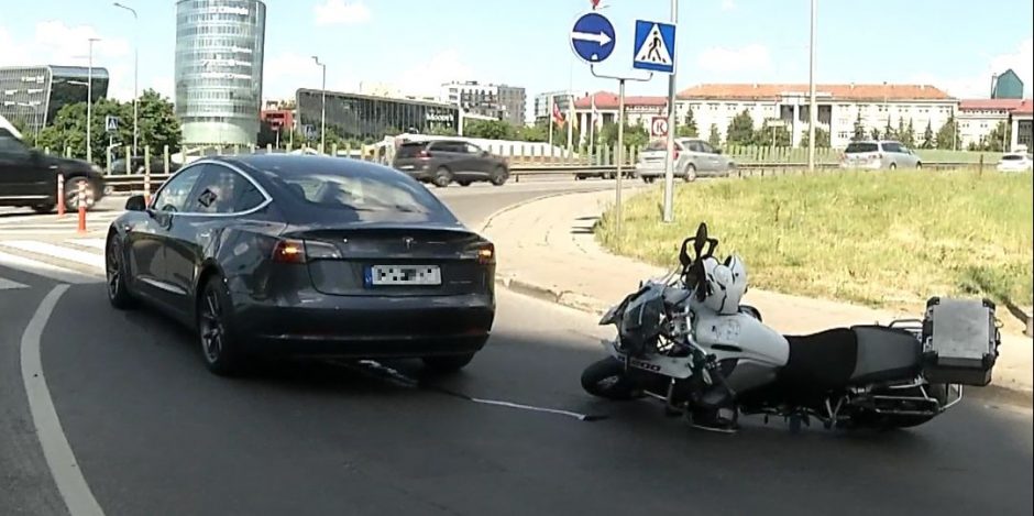 Sostinėje – „Teslos“ ir motociklo avarija: vairuotojai nesutaria dėl kaltės