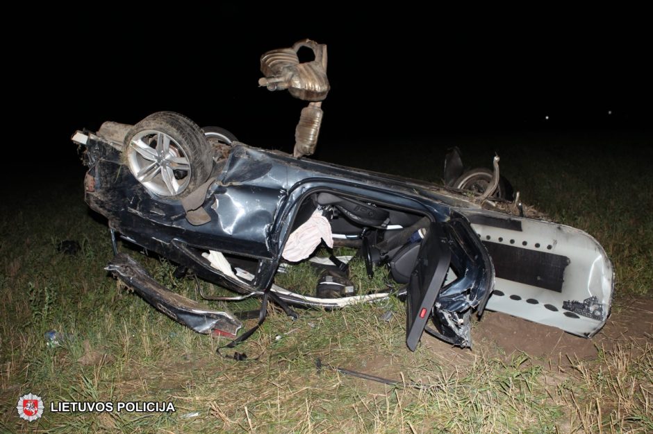 Mįslinga avarija Marijampolėje: laukuose rastas apvirtęs automobilis