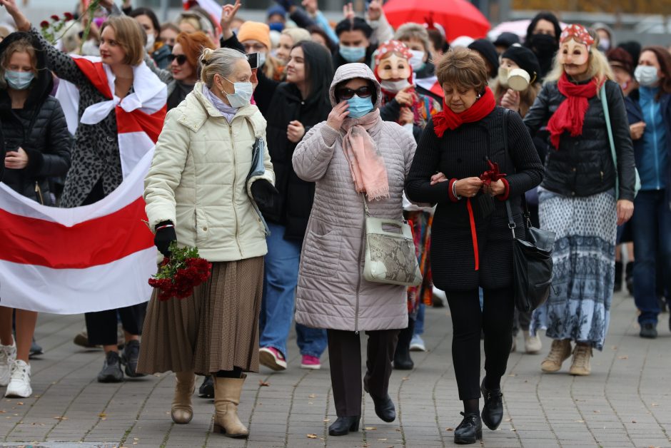 Minske šimtai moterų susibūrė į protestą prieš A. Lukašenką