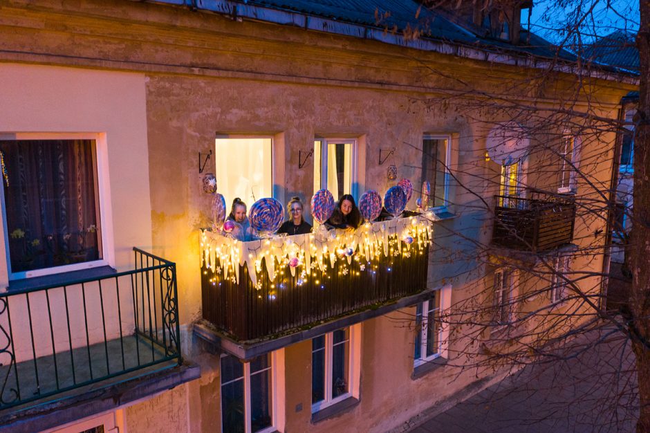 Vilniečiai įžiebia Kalėdas balkonuose: puošia varvekliais, saldainiais ir net Kalėdų Seneliais