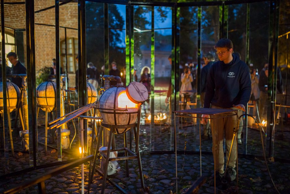 Stiklo kūrinių magija: matomi garsai virsta kalba