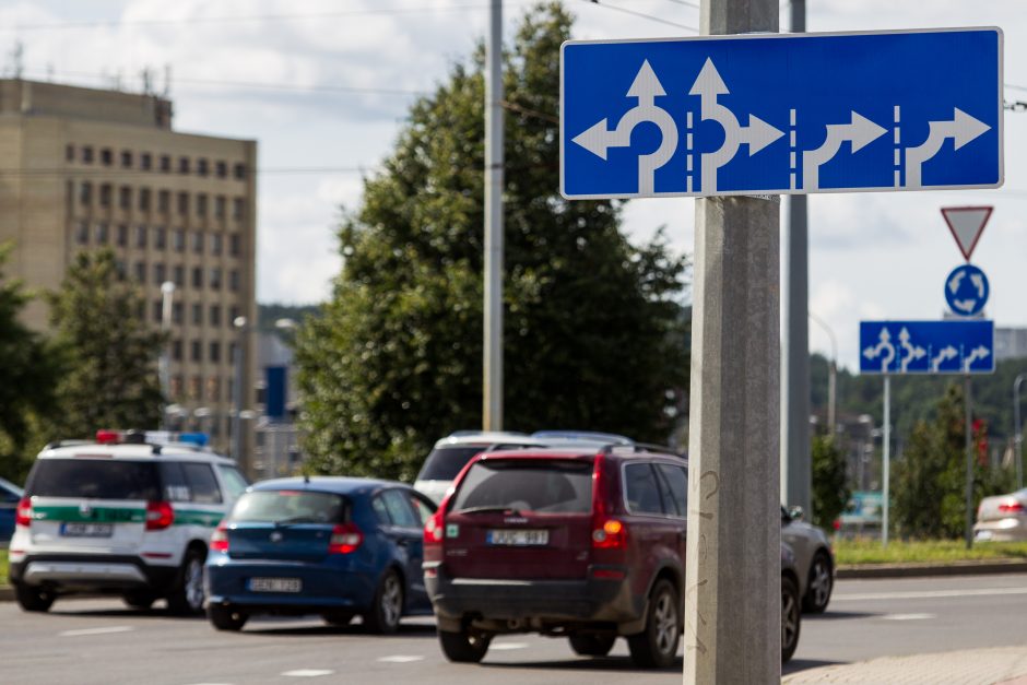 Aktualu vairuotojams: kelių dangos – sausos, šalies rytuose tvyro rūkas