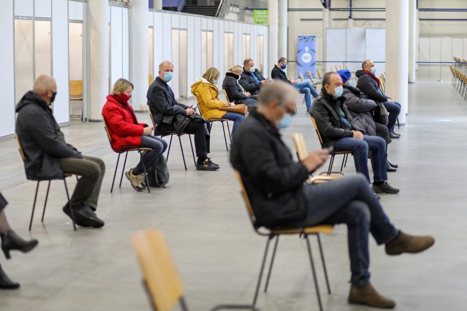Savivaldybės siūlo trumpinti terminą, kada suleidžiama antroji „Vaxzevria“ vakcinos dozė
