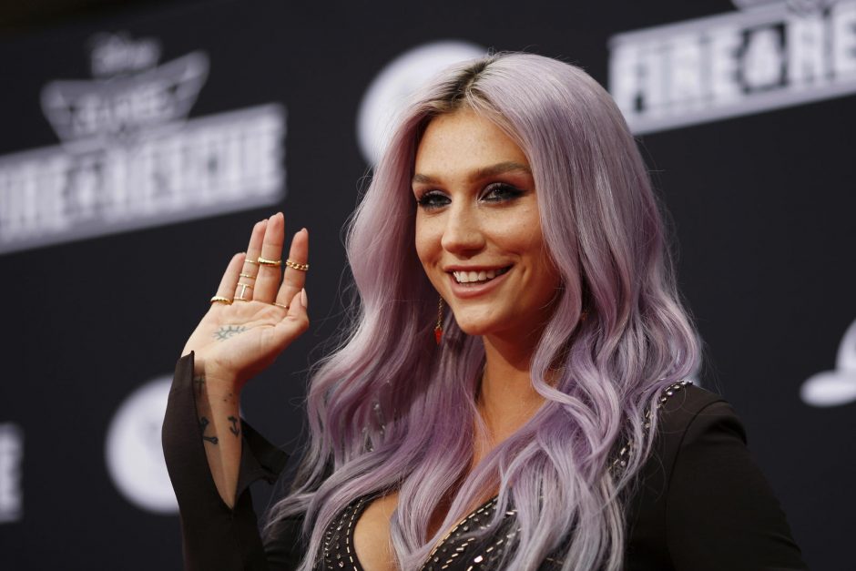 Pop dainininkė Kesha apkaltino savo prodiuserį seksualiniu prievartavimu