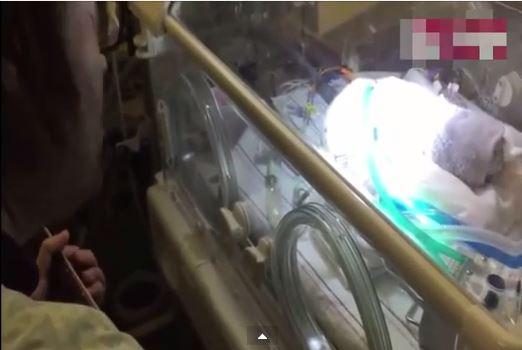 Internete išplito įrašas, kuriame amerikietis dainuoja savo mirštančiam kūdikiui