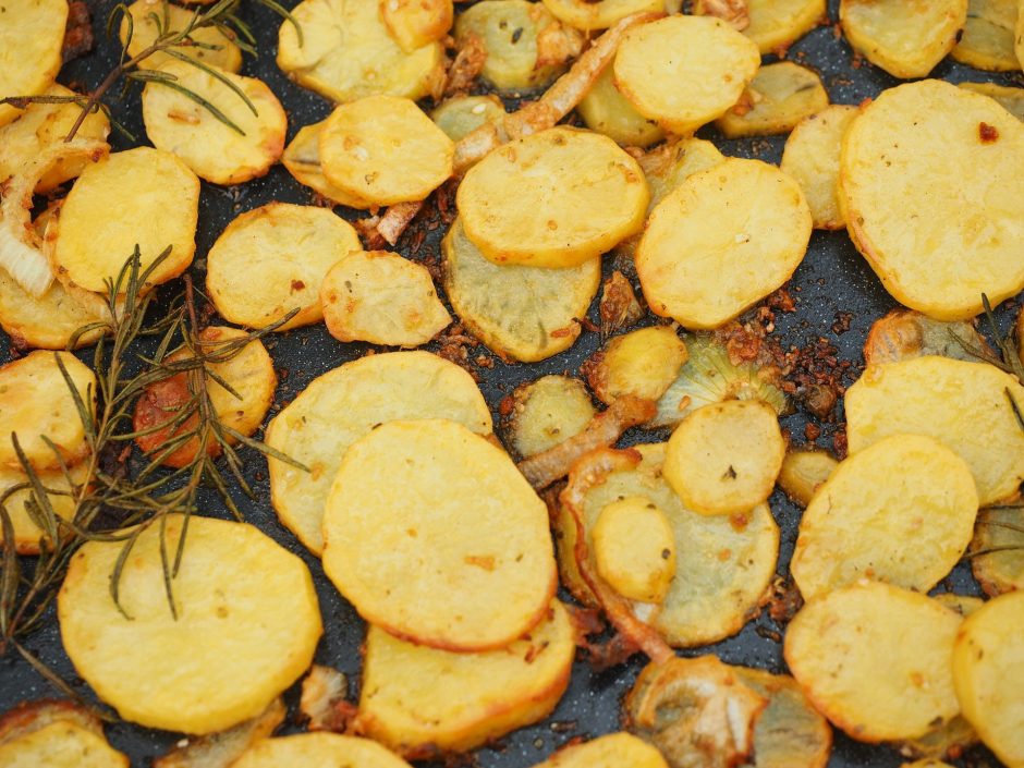 Trys būdai paruošti karštą bulvių garnyrą ant griliaus