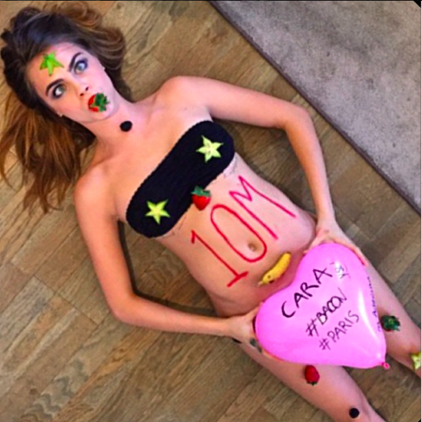 Modelis C. Delevingne „Instagram“ sekėjus pradžiugino pikantiška nuotrauka