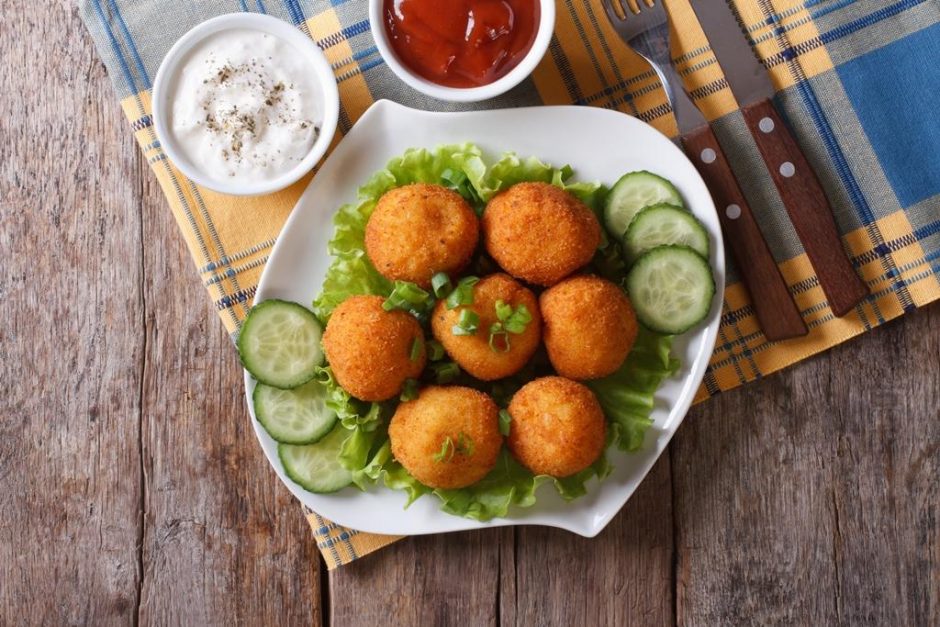 Ryžių ir tuno kroketai su feta sūrio padažu