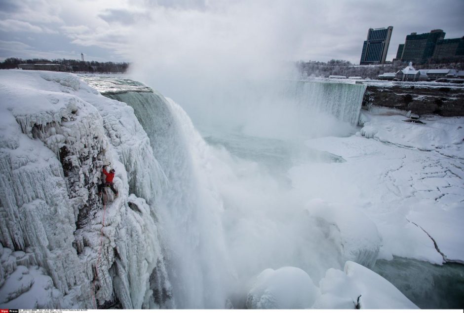 Kanados alpinistas pirmasis istorijoje įkopė į Niagaros krioklį 