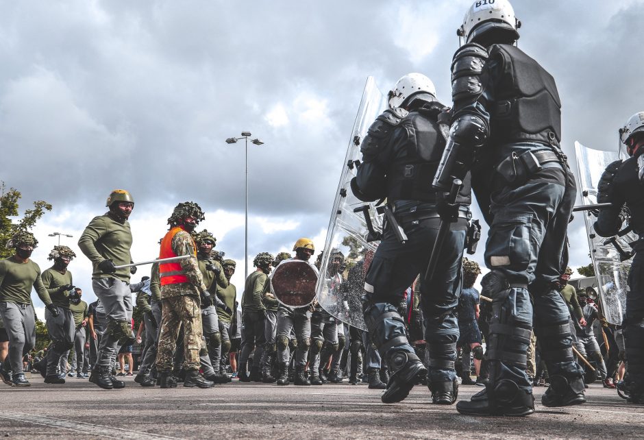 „Karaliaus kirtis 2020“: kariai ir policininkai tramdė „riaušininkus“