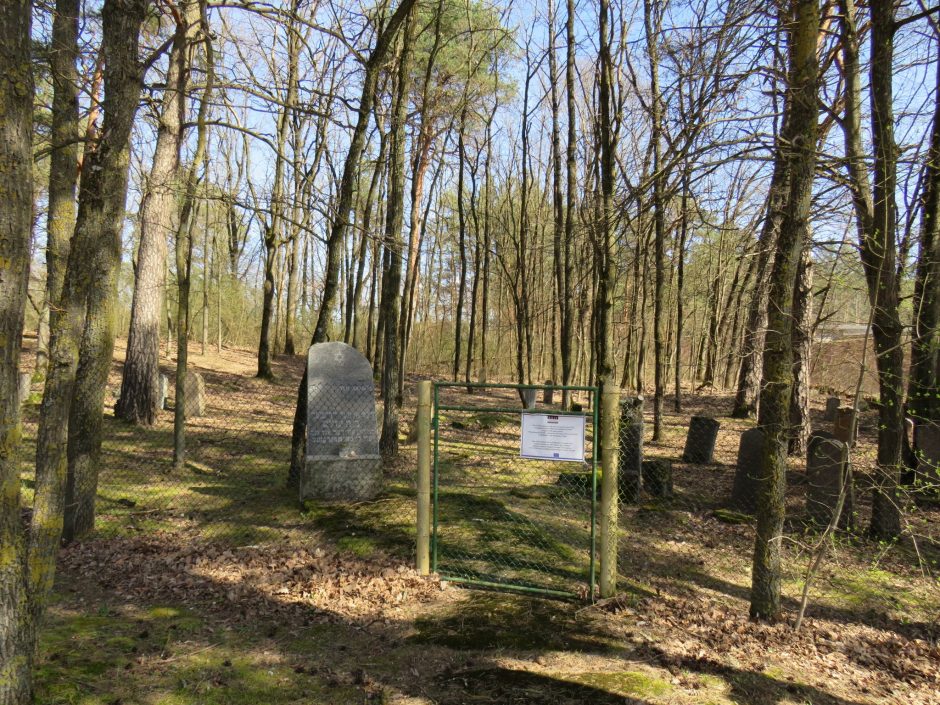 Iš kapinių kaimynystės iškelta asfaltbetonio bazė