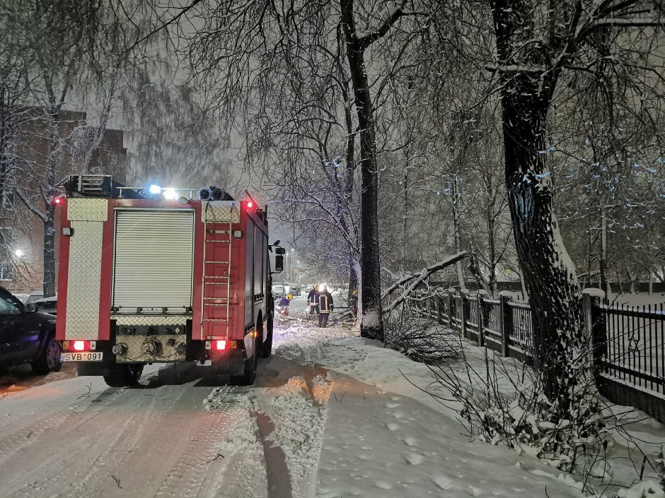 Gausus sniegas ugniagesiams nepašykštėjo darbų – Kauną ir rajoną vadavo iki paryčių