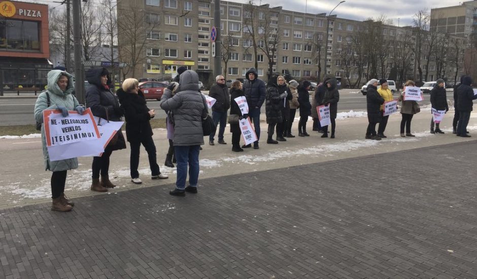 Protestuojantys dėl pusiaukelės namų Domeikavoje: su nerimu laukiame to laiko