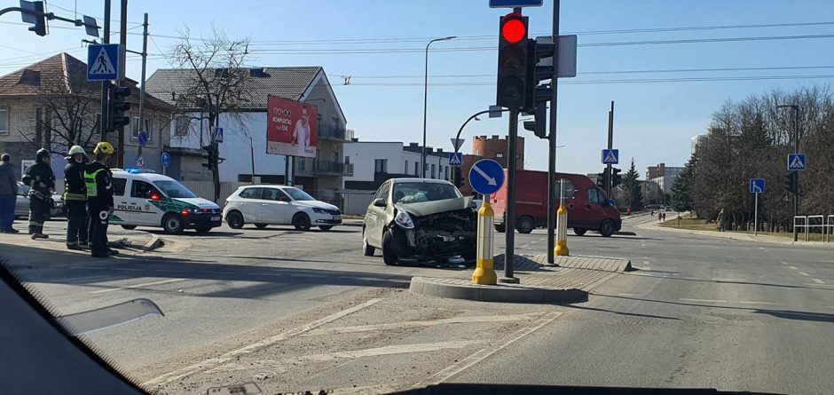 Prie išvažiavimų iš Kauno – didžiulės spūstys, prie Rokų – penkių automobilių avarija