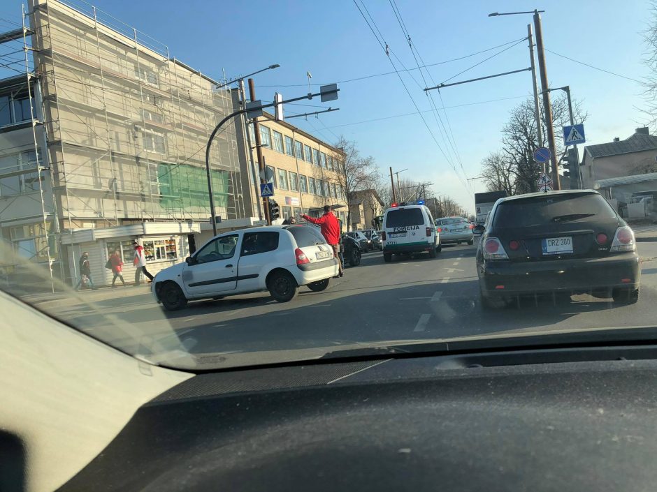 Prie išvažiavimų iš Kauno – didžiulės spūstys, prie Rokų – penkių automobilių avarija