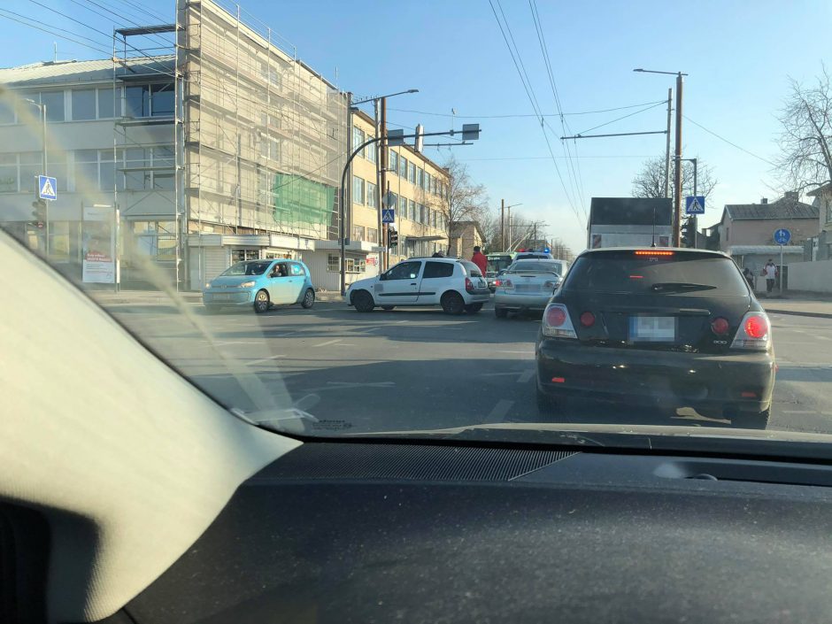 Prie išvažiavimų iš Kauno – didžiulės spūstys, prie Rokų – penkių automobilių avarija