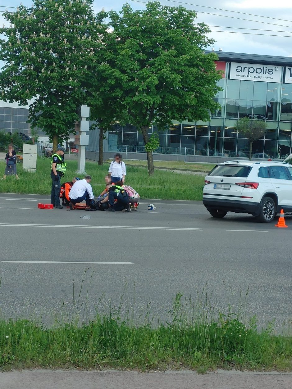 Judriame prospekte – motociklo ir „Škodos“ akistata: prireikė skubios medikų pagalbos