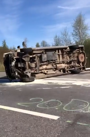 Į avariją prie Rumšiškių pateko nuteistieji: apvirtusio mikroautobuso vairuotas – be teisių