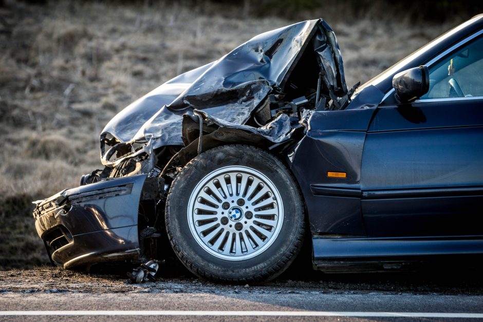 Magistralėje BMW nuskriejo nuo kelio ir apvirto: sužaloti penki žmonės