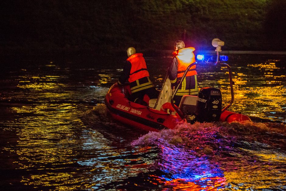 Brolių pasiplaukiojimas Kauno mariose virto nelaime – dingo iš burlaivio į vandenį įšokęs vyras 