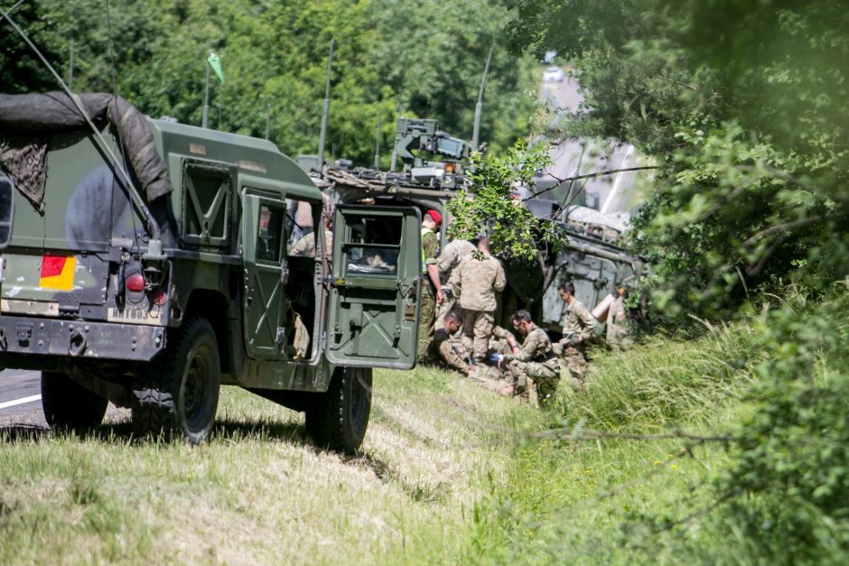 NATO karių nelaimės nesibaigia – šį kartą apvirto visureigis, yra nukentėjusiųjų