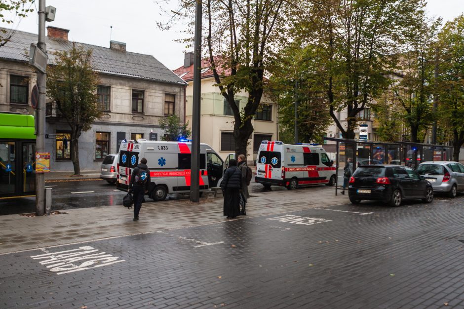 Per žingsnį nuo tragedijos: moters gyvybę išgelbėjo jauna praeivė