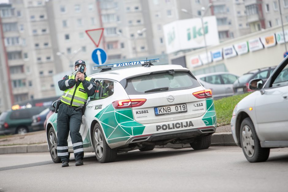 Daugiau nei dvigubai greitį viršijęs lakstūnas: per dulkes nepastebėjau ženklo