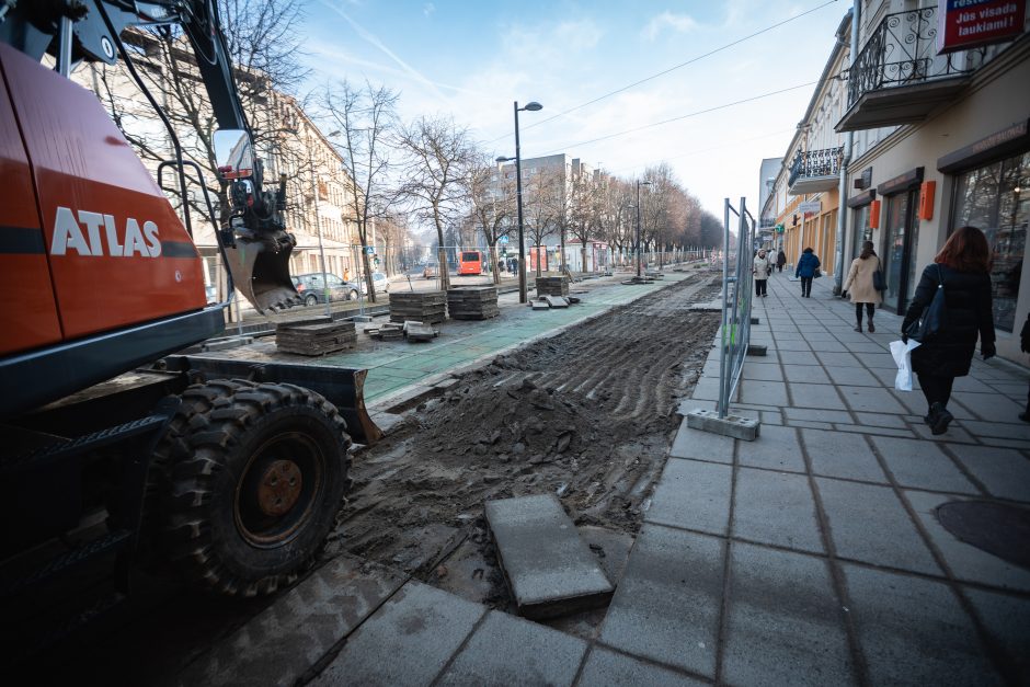 Po žiemos darbininkai Laisvės alėjoje vėl kimba į darbus