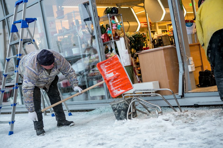 Sargėnuose į „Šilo“ parduotuvę įvažiavo automobiliu, išdaužė vitriną