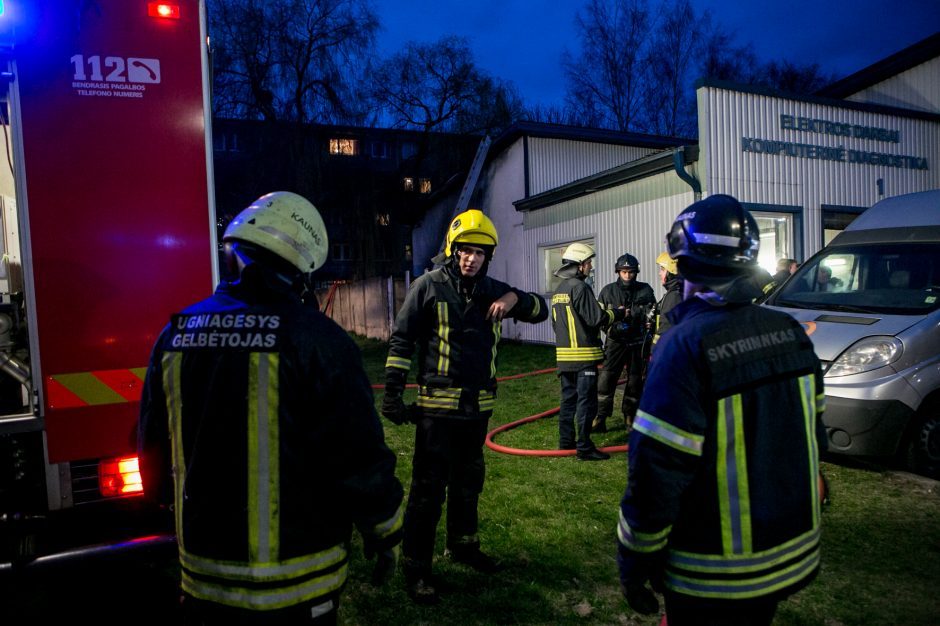 Įsipieskęs gaisras patvirtina: padangos prie servisų kelia didžiulį pavojų